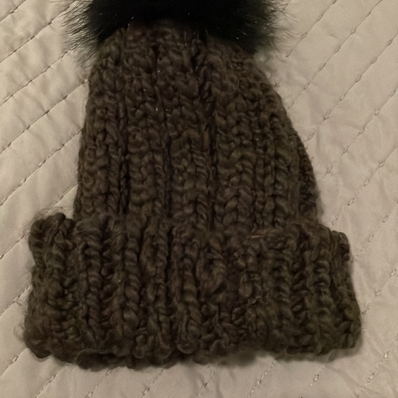 Chunky hand knitted hat with Pom - Picture 4 of 4
